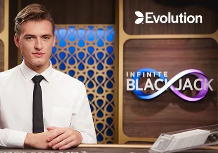 Portada de Infinite Blackjack de Evolution: un crupier de traje junto al logo del juego